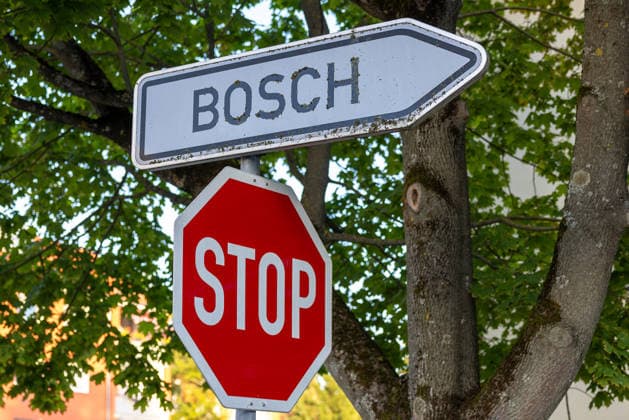 Job Cuts at Automotive Supplier Bosch in Nuremberg, Nuremberg, September 29, 2026 A sign points toward the Bosch plant grounds; a stop sign is located below it. The automotive supplier plans to cut jobs at its local site in Nuremberg, Bavaria, Germany 20260929-286A9795-M4000