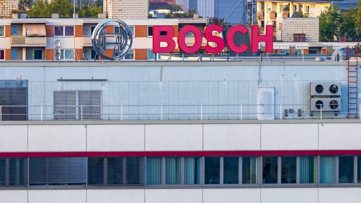 Job Cuts at Auto Parts Supplier Bosch s Nuremberg Plant, Nuremberg, September 29, 2026 Auto parts supplier Bosch is cutting jobs at its plant. The company logo and lettering are displayed on the roof of the factory building. Nuremberg, Bavaria, Germany 20260929-286A9833-M4000