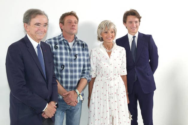 Bernard Arnault, Jonathan Anderson, Hélène Arnault, and Jean Arnault pose following the Dior Spring Summer 2027 Ready-to-Wear Greetings Collection fashion show as part of Paris Fashion Week, France, on September 29, 2026. Bertrand Rindoff Bestimage Celebrities at the Dior Fashion Show, Women’s Ready-to-Wear Spring Summer 2026, as part of Paris Fashion Week on September 29, 2026, in Paris, France. Paris, France  Copyright: xBERTRANDxRINDOFFxPETROFFx xBESTIMAGExBERTRANDxRINDOFFxPETROFFx xBESTIMAGEx