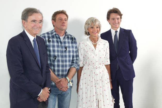 Bernard Arnault, Jonathan Anderson, Hélène Arnault, and Jean Arnault pose following the Dior Spring Summer 2027 Ready-to-Wear Greetings Collection fashion show as part of Paris Fashion Week, France, on September 29, 2026. Bertrand Rindoff Bestimage Celebrities at the Dior Fashion Show, Women’s Ready-to-Wear Spring Summer 2026, as part of Paris Fashion Week on September 29, 2026, in Paris, France. Paris, France  Copyright: xBERTRANDxRINDOFFxPETROFFx xBESTIMAGExBERTRANDxRINDOFFxPETROFFx xBESTIMAGEx