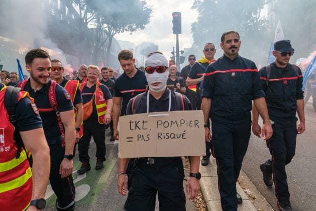 RECORD DATE NOT STATED Protest by professional firefighters in Paris Photo by Arnaud BEINAT Maxppp September 29, 2026, Paris, France National protest by professional firefighters  Copyright: xMAXPPPxArnaudxBeinatx ABE2609829-08 ABE2609829-08