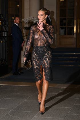 Rosie Huntington Whiteley leaving the Ritz Hotel during Paris Fashion Week (PFW) on September 29, 2026. Pierre Perusseau, Bestimage. Rosie Huntington Whiteley leaving the Ritz Hotel during Paris Fashion Week on September 29, 2026.  Copyright: xPierrexPerusseaux xBestimagexPierrexPerusseaux xBestimagex