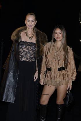 Laeticia Hallyday and her daughter Joy at the photocall for the Saint Laurent Women’s Ready-to-Wear Spring Summer 2027 show during Paris Fashion Week (PFW) at the Fontaine du Trocadéro in Paris, France, on September 29, 2026 Olivier Borde Bestimage Laeticia Hallyday and her daughter Joy at the photocall for the Saint Laurent Women’s Ready-to-Wear Spring Summer 2027 show during Paris Fashion Week (PFW) at the Trocadéro Fountain in Paris, France, on September 29, 2026 Paris, France  Copyright: xOLIVIERxBORDEx xBESTIMAGExOLIVIERxBORDEx xBESTIMAGEx