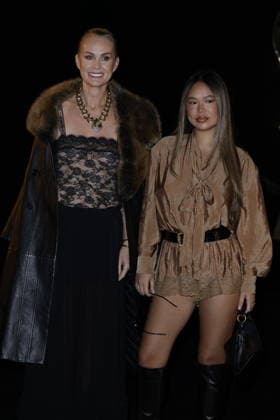 Laeticia Hallyday and her daughter Joy at the photocall for the Saint Laurent Women’s Ready-to-Wear Spring Summer 2027 show during Paris Fashion Week (PFW) at the Fontaine du Trocadéro in Paris, France, on September 29, 2026 Olivier Borde Bestimage Laeticia Hallyday and her daughter Joy at the photocall for the Saint Laurent Women’s Ready-to-Wear Spring Summer 2027 show during Paris Fashion Week (PFW) at the Trocadéro Fountain in Paris, France, on September 29, 2026 Paris, France  Copyright: xOLIVIERxBORDEx xBESTIMAGExOLIVIERxBORDEx xBESTIMAGEx