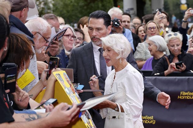 Helen Mirren upon her arrival for the ceremony honoring her with the Douglas Sirk Award on September 29, 2026, at Cinemaxx as part of the 34th Hamburg Film Festival. Helen Mirren attends the ceremony honoring her with the Douglas Sirk Award at Cinemaxx Dammtor on September 29, 2026 in Hamburg, Germany. Douglas Sirk Award for Helen Mirren at the 34th Hamburg Film Festival