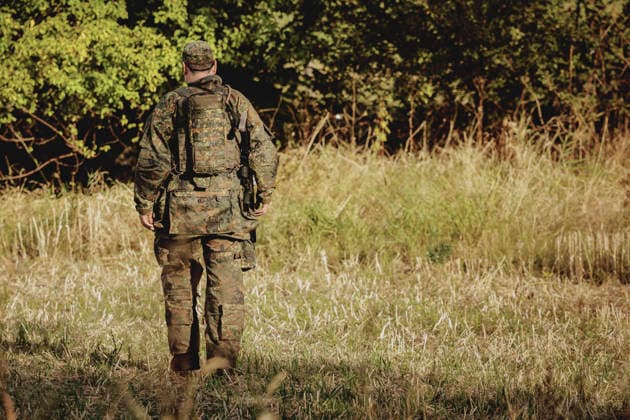 A soldier, photographed during the Vigilant Roland II exercise conducted by the Bundeswehr s Homeland Security Division in a public area in Stendal, September 29, 2026 As part of the exercise, the soldiers are training, among other things, in providing assistance after a car accident and in preventing espionage attempts by enemy forces. Stendal, Germany Copyright: xFlorianxGaertnerx