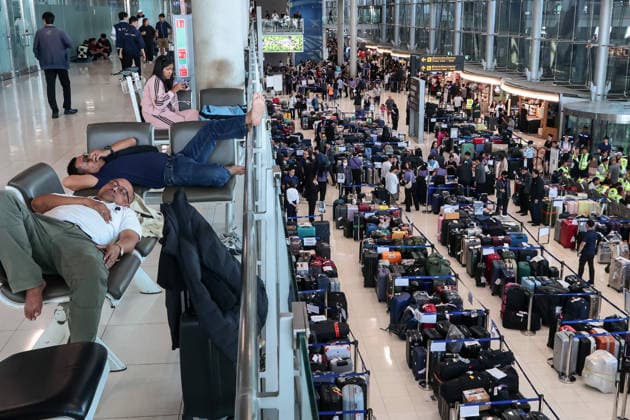 September 29, 2026, Bangkok, Bangkok, Thailand: More than 3,000 passenger bags from 52 Thai Airways International flights are piled up at Suvarnabhumi Airport after severe flooding across Bangkok left ground staff unable to reach work, forcing scores of travelers to wait overnight, in Bangkok, Thailand, September 29, 2026. Bangkok Thailand - ZUMAp219 20260929_zip_p219_002 Copyright: xNattaphonxPhanphongsanonx
