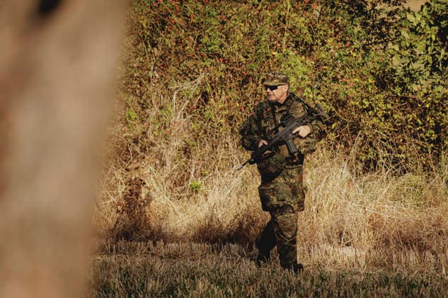 A soldier in a field, photographed during the Vigilant Roland II exercise conducted by the Bundeswehr s Home Defense Division in a public area in Stendal, September 29, 2026. As part of the exercise, the soldiers are training, among other things, in providing aid following a car accident and in preventing espionage attempts by enemy forces. Stendal, Germany Copyright: xFlorianxGaertnerx