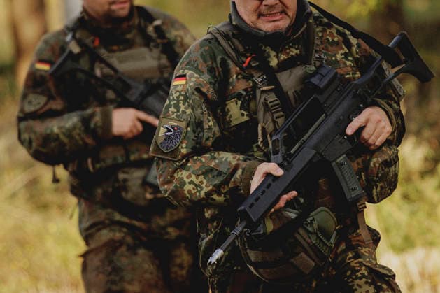 Soldiers in a field, photographed during the Vigilant Roland II exercise conducted by the Bundeswehr s Homeland Security Division in a public area in Stendal, September 29, 2026. As part of the exercise, the soldiers are training, among other things, to provide aid following a car accident and to prevent espionage attempts by enemy forces. Stendal, Germany Copyright: xFlorianxGaertnerx