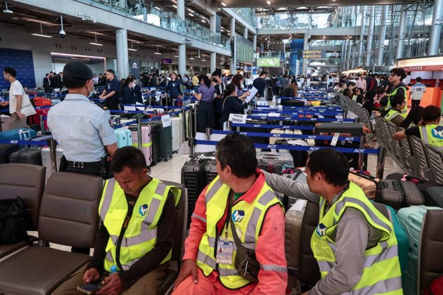September 29, 2026, Bangkok, Bangkok, Thailand: More than 3,000 passenger bags from 52 Thai Airways International flights are piled up at Suvarnabhumi Airport after severe flooding across Bangkok left ground staff unable to reach work, forcing scores of travelers to wait overnight, in Bangkok, Thailand, September 29, 2026. Bangkok Thailand - ZUMAp219 20260929_zip_p219_024 Copyright: xNattaphonxPhanphongsanonx