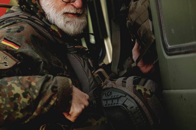 Soldier with a beard, photographed during the Vigilant Roland II exercise conducted by the Bundeswehr s Homeland Security Division in a public space in Stendal, September 29, 2026 As part of the exercise, the soldiers are training, among other things, in providing aid after a car accident and in preventing espionage attempts by enemy forces. Stendal, Germany Copyright: xFlorianxGaertnerx