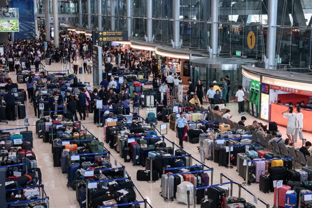 September 29, 2026, Bangkok, Bangkok, Thailand: More than 3,000 passenger bags from 52 Thai Airways International flights are piled up at Suvarnabhumi Airport after severe flooding across Bangkok left ground staff unable to reach work, forcing scores of travelers to wait overnight, in Bangkok, Thailand, September 29, 2026. Bangkok Thailand - ZUMAp219 20260929_zip_p219_018 Copyright: xNattaphonxPhanphongsanonx