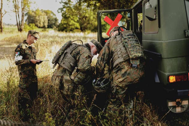 Soldiers rescue a person from a crashed car, photographed during the Vigilant Roland II exercise conducted by the Bundeswehr s Home Guard Division in a public area in Stendal, September 29, 2026. As part of the exercise, the soldiers are training, among other things, in providing assistance after a car accident and preventing espionage attempts by en Copyright: xFlorianxGaertnerx
