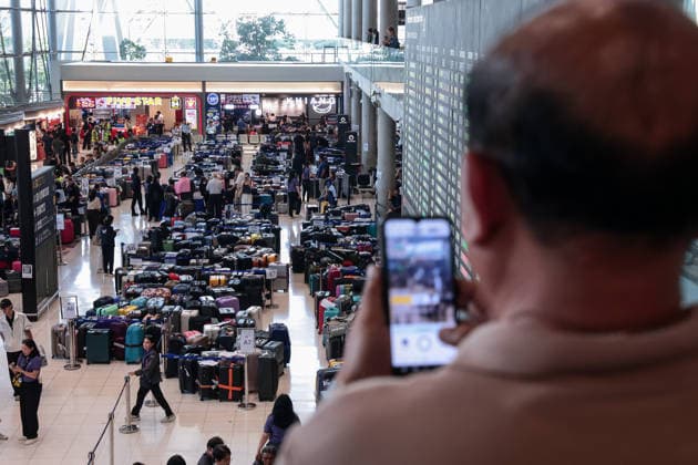 September 29, 2026, Bangkok, Bangkok, Thailand: More than 3,000 passenger bags from 52 Thai Airways International flights are piled up at Suvarnabhumi Airport after severe flooding across Bangkok left ground staff unable to reach work, forcing scores of travelers to wait overnight, in Bangkok, Thailand, September 29, 2026. Bangkok Thailand - ZUMAp219 20260929_zip_p219_016 Copyright: xNattaphonxPhanphongsanonx