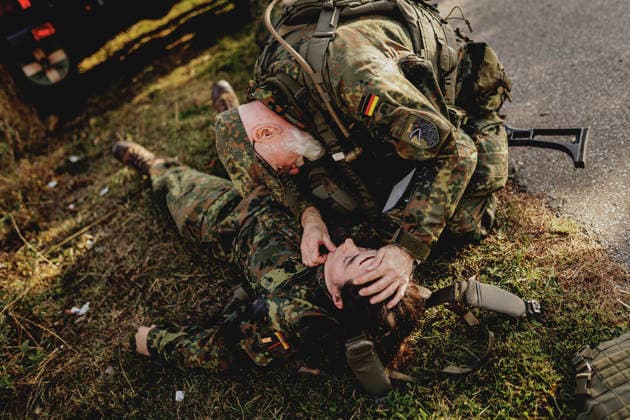 A soldier is treating a female soldier following a simulated car accident, filmed during the Vigilant Roland II exercise conducted by the Bundeswehr s Homeland Security Division in a public area in Stendal, September 29, 2026. As part of the exercise, the soldiers are training, among other things, in providing medical care following a car Copyright: xFlorianxGaertnerx