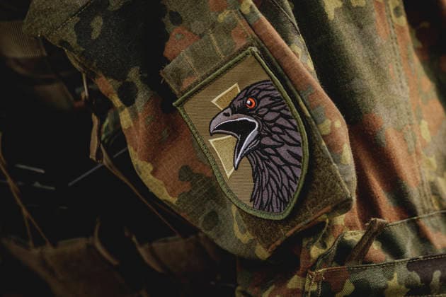 Badge on a soldier s uniform, photographed during the Vigilant Roland II exercise conducted by the Bundeswehr s Homeland Security Division in a public area in Stendal, September 29, 2026. As part of the exercise, the soldiers are training, among other things, in providing aid following a car accident and in preventing espionage attempts by enemy forces. Stendal, Germ Copyright: xFlorianxGaertnerx