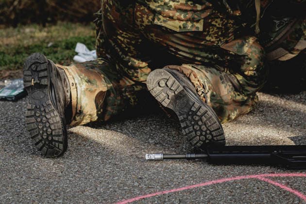 A soldier s weapon and equipment, photographed during the Vigilant Roland II exercise conducted by the Bundeswehr s Homeland Security Division in a public area in Stendal, September 29, 2026 As part of the exercise, the soldiers are training, among other things, to provide aid after a car accident and to prevent espionage attempts by enemy forces. Stendal, Germany Copyright: xFlorianxGaertnerx
