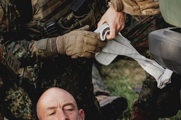 A soldier is treating another soldier following a simulated car accident, filmed as part of the Vigilant Roland II exercise conducted by the Bundeswehr s Homeland Security Division in a public area in Stendal, September 29, 2026. As part of the exercise, the soldiers are training, among other things, in providing first aid after a car ac Copyright: xFlorianxGaertnerx