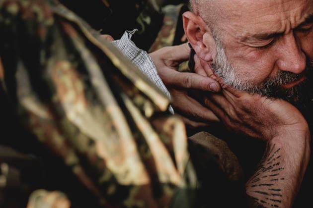 A soldier is treating another soldier following a simulated car accident, filmed as part of the Vigilant Roland II exercise conducted by the Bundeswehr s Homeland Security Division in a public area in Stendal, September 29, 2026. As part of the exercise, the soldiers are training, among other things, in providing medical care following a Copyright: xFlorianxGaertnerx