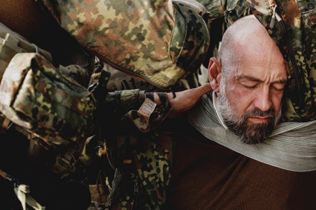 A soldier is treating another soldier following a simulated car accident, filmed as part of the Vigilant Roland II exercise conducted by the Bundeswehr s Homeland Security Division in a public area in Stendal, September 29, 2026. As part of the exercise, the soldiers are training, among other things, in providing medical care following a Copyright: xFlorianxGaertnerx