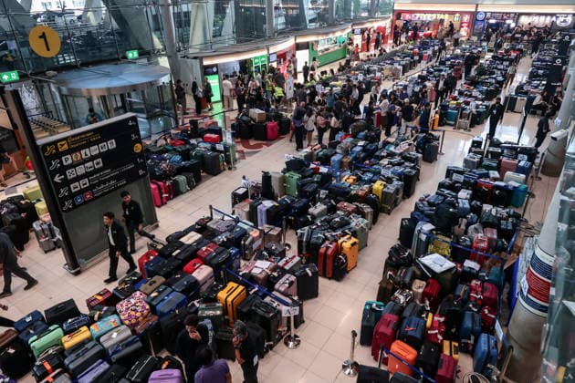 September 29, 2026, Bangkok, Bangkok, Thailand: More than 3,000 passenger bags from 52 Thai Airways International flights are piled up at Suvarnabhumi Airport after severe flooding across Bangkok left ground staff unable to reach work, forcing scores of travelers to wait overnight, in Bangkok, Thailand, September 29, 2026. Bangkok Thailand - ZUMAp219 20260929_zip_p219_008 Copyright: xNattaphonxPhanphongsanonx