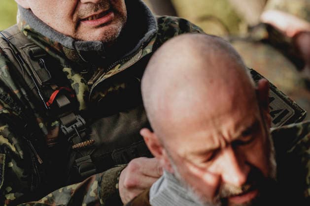 A soldier tends to another soldier following a simulated car accident, filmed as part of the Vigilant Roland II exercise conducted by the Bundeswehr s Homeland Security Division in a public area in Stendal, September 29, 2026. As part of the exercise, the soldiers are training, among other things, in providing first aid after a car accid Copyright: xFlorianxGaertnerx