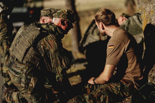 Soldiers are treating their comrades following a simulated car accident, filmed as part of the Vigilant Roland II exercise conducted by the Bundeswehr s Homeland Security Division in a public area in Stendal, September 29, 2026. As part of the exercise, the soldiers are training, among other things, to provide first aid after a car accident Copyright: xFlorianxGaertnerx