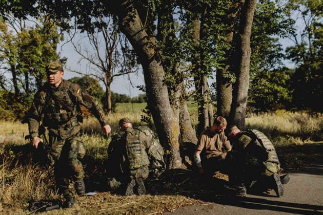Soldiers are treating their comrades following a simulated car accident, filmed as part of the Vigilant Roland II exercise conducted by the Bundeswehr s Homeland Security Division in a public area in Stendal, September 29, 2026. As part of the exercise, the soldiers are training, among other things, in providing medical care following a car ac Copyright: xFlorianxGaertnerx