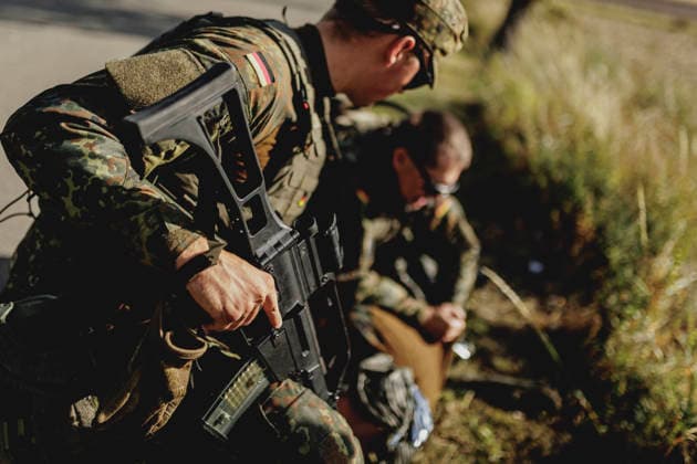 Soldiers are treating their comrades following a simulated car accident, filmed as part of the Vigilant Roland II exercise conducted by the Bundeswehr’s Homeland Security Division in a public area in Stendal, September 29, 2026. As part of the exercise, the soldiers are training, among other things, in providing care following a car accident a Copyright: xFlorianxGaertnerx
