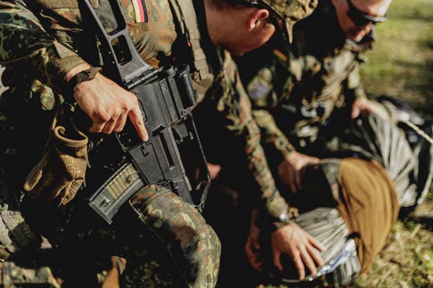 Soldiers are treating their comrades following a simulated car accident, filmed as part of the Vigilant Roland II exercise conducted by the Bundeswehr s Homeland Security Division in a public area in Stendal, September 29, 2026. As part of the exercise, the soldiers are training, among other things, in providing medical care following a car ac Copyright: xFlorianxGaertnerx