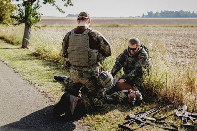 Soldiers are treating a comrade following a simulated car accident, filmed as part of the Vigilant Roland II exercise conducted by the Bundeswehr s Homeland Security Division in a public area in Stendal, September 29, 2026. As part of the exercise, the soldiers are training, among other things, in providing medical care following a car a Copyright: xFlorianxGaertnerx