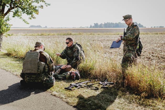 Soldiers are treating a comrade following a simulated car accident, filmed as part of the Vigilant Roland II exercise conducted by the Bundeswehr s Homeland Security Division in a public area in Stendal, September 29, 2026. As part of the exercise, the soldiers are training, among other things, in providing medical care following a car Copyright: xFlorianxGaertnerx