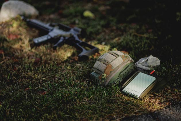 Notepad, helmet, and weapon in a meadow, photographed during the Vigilant Roland II exercise conducted by the Bundeswehr’s Home Guard Division in a public area in Stendal, September 29, 2026 As part of the exercise, the soldiers are training, among other things, in providing aid following a car accident and in preventing espionage attempts by enemy forces. Sten Copyright: xFlorianxGaertnerx