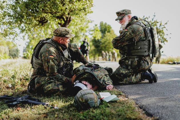 Soldiers are treating a comrade following a simulated car accident, filmed as part of the Vigilant Roland II exercise conducted by the Bundeswehr’s Homeland Security Division in a public area in Stendal, September 29, 2026. As part of the exercise, the soldiers are training, among other things, in providing medical care following a car Copyright: xFlorianxGaertnerx