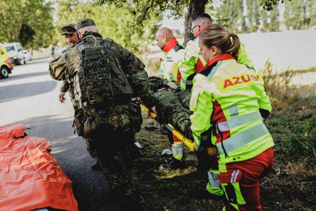 Soldiers and emergency medical technicians treat a soldier following a simulated car accident, filmed as part of the Vigilant Roland II exercise conducted by the Bundeswehr s Homeland Security Division in a public area in Stendal, September 29, 2026. As part of the exercise, the soldiers are training, among oth Copyright: xFlorianxGaertnerx