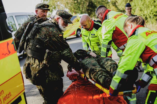 Soldiers and emergency medical technicians are treating a soldier following a simulated car accident, filmed during the Vigilant Roland II exercise conducted by the Bundeswehr s Homeland Security Division in a public area in Stendal, September 29, 2026. As part of the exercise, the soldiers are training, among Copyright: xFlorianxGaertnerx
