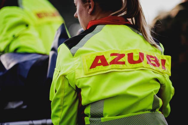 The word Azubi on a paramedic s jacket, photographed during a simulated emergency medical response as part of a Bundeswehr exercise in Stendal, September 29, 2026, Stendal, Germany Copyright: xFlorianxGaertnerx