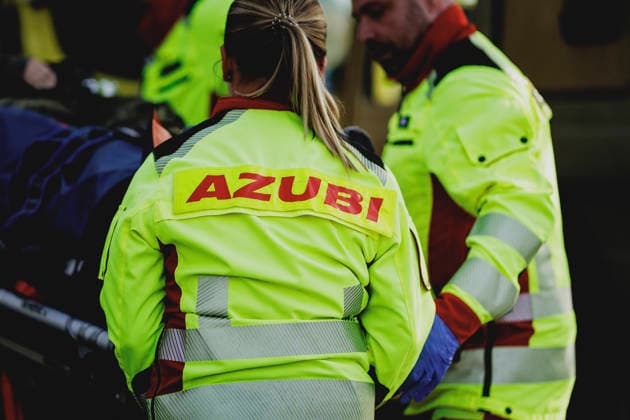 The word Azubi on a paramedic’s jacket, photographed during a simulated emergency medical response as part of a Bundeswehr exercise in Stendal, September 29, 2026, Stendal, Germany Copyright: xFlorianxGaertnerx
