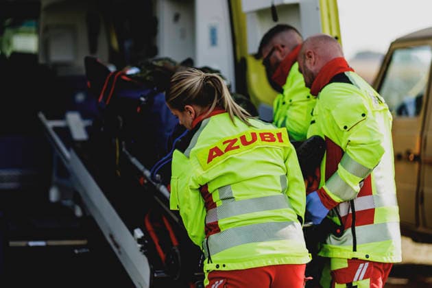 The word Azubi on a paramedic s jacket, photographed during a simulated emergency medical response as part of a Bundeswehr exercise in Stendal, September 29, 2026, Stendal, Germany Copyright: xFlorianxGaertnerx