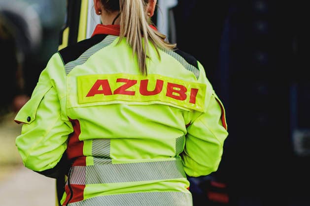 The word Azubi on the jacket of a paramedic, photographed during a simulated emergency medical response as part of a Bundeswehr exercise in Stendal, September 29, 2026, Stendal, Germany Copyright: xFlorianxGaertnerx