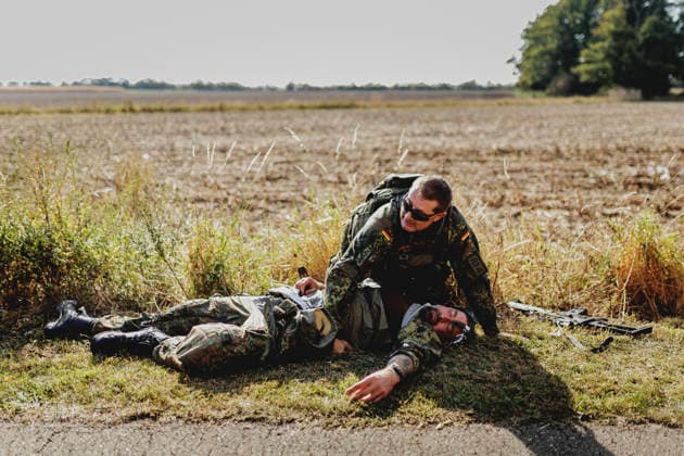 A soldier is treating another soldier following a simulated car accident, filmed as part of the Vigilant Roland II exercise conducted by the Bundeswehr’s Homeland Security Division in a public area in Stendal, September 29, 2026. As part of the exercise, the soldiers are training, among other things, in providing medical care fol Copyright: xFlorianxGaertnerx
