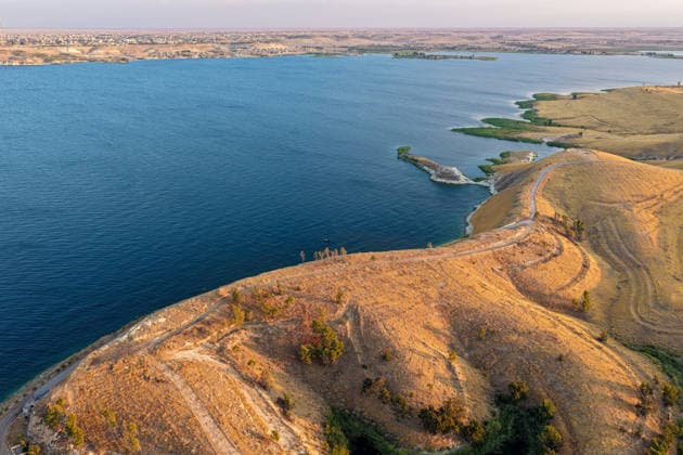 Water levels rise in Euphrates River around Tabqa Dam in Syria RAQQA, SYRIA - SEPTEMBER 29: Water levels of the Euphrates River rise following an increase in water flow from Turkiye, forming extensive water surfaces around the Tabqa Dam west of Raqqa, Syria on September 29, 2026. The rising waters of the river have revitalized the reservoir and created scenic landscapes across the dam basin and surrounding rural areas. Abdulrhman El Ali Anadolu Raqqa Syria. Editorial use only. Please get in touch for any other usage.  Copyright: x2026xAnadoluxAbdulrhmanxElxAlix