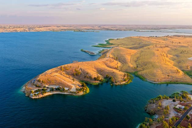 Water levels rise in Euphrates River around Tabqa Dam in Syria RAQQA, SYRIA - SEPTEMBER 29: Water levels of the Euphrates River rise following an increase in water flow from Turkiye, forming extensive water surfaces around the Tabqa Dam west of Raqqa, Syria on September 29, 2026. The rising waters of the river have revitalized the reservoir and created scenic landscapes across the dam basin and surrounding rural areas. Abdulrhman El Ali Anadolu Raqqa Syria. Editorial use only. Please get in touch for any other usage.  Copyright: x2026xAnadoluxAbdulrhmanxElxAlix