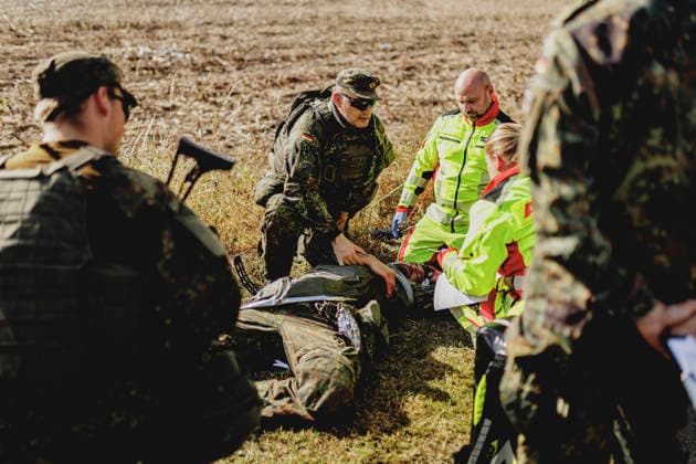 Soldiers and emergency medical technicians are treating a soldier following a simulated car accident, filmed as part of the Vigilant Roland II exercise conducted by the Bundeswehr’s Homeland Security Division in a public area in Stendal, September 29, 2026. As part of the exercise, the soldiers are training, among ot Copyright: xFlorianxGaertnerx
