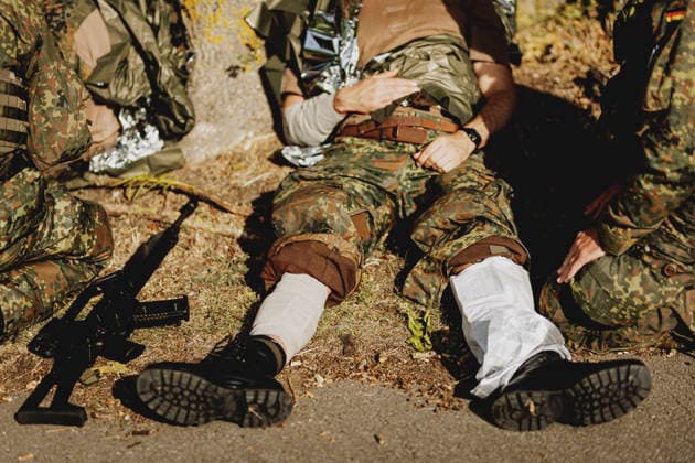 Medical care provided to soldiers following a simulated car accident, filmed as part of the Vigilant Roland II exercise conducted by the Bundeswehr’s Homeland Security Division in a public area in Stendal, September 29, 2026 As part of the exercise, the soldiers are training, among other things, in providing medical care following a ca Copyright: xFlorianxGaertnerx