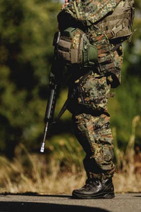 A soldier with a weapon, photographed during the Vigilant Roland II exercise conducted by the Bundeswehr s Homeland Security Division in a public area in Stendal, September 29, 2026 As part of the exercise, the soldiers are training, among other things, in providing aid following a car accident and in preventing espionage attempts by enemy forces. Stendal, Germany Copyright: xFlorianxGaertnerx
