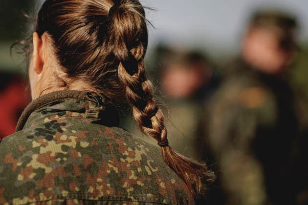 A female soldier with a braid, photographed during the Vigilant Roland II exercise conducted by the Bundeswehr s Homeland Security Division in a public area in Stendal, September 29, 2026 As part of the exercise, the soldiers are training, among other things, in providing aid after a car accident and in preventing espionage attempts by enemy forces. Stendal, Germany Copyright: xFlorianxGaertnerx