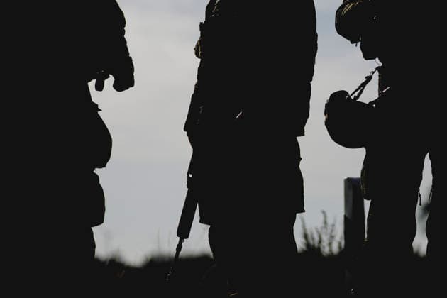 Silhouettes of soldiers, photographed during the Vigilant Roland II exercise conducted by the Bundeswehr s Homeland Defense Division in a public area in Stendal, September 29, 2026. As part of the exercise, the soldiers are training, among other things, in providing aid following a car accident and in preventing espionage attempts by enemy forces. Stendal, Germany Copyright: xFlorianxGaertnerx