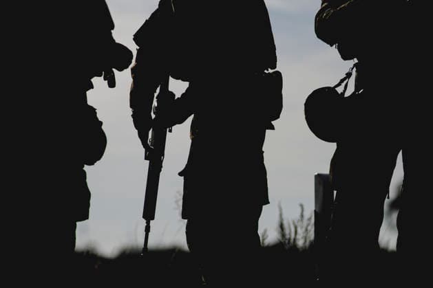 Silhouettes of soldiers, photographed during the Vigilant Roland II exercise conducted by the Bundeswehr s Homeland Defense Division in a public area in Stendal, September 29, 2026. As part of the exercise, the soldiers are training, among other things, in providing aid following a car accident and in preventing espionage attempts by enemy forces. Stendal, Germany Copyright: xFlorianxGaertnerx