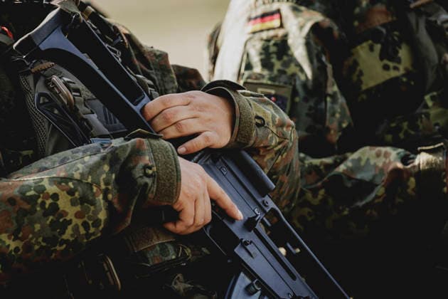 Soldiers with weapons, photographed during the Vigilant Roland II exercise conducted by the Bundeswehr s Homeland Security Division in a public area in Stendal, September 29, 2026. As part of the exercise, the soldiers are training, among other things, in providing aid following a car accident and in preventing espionage attempts by enemy forces. Stendal, Germany Copyright: xFlorianxGaertnerx